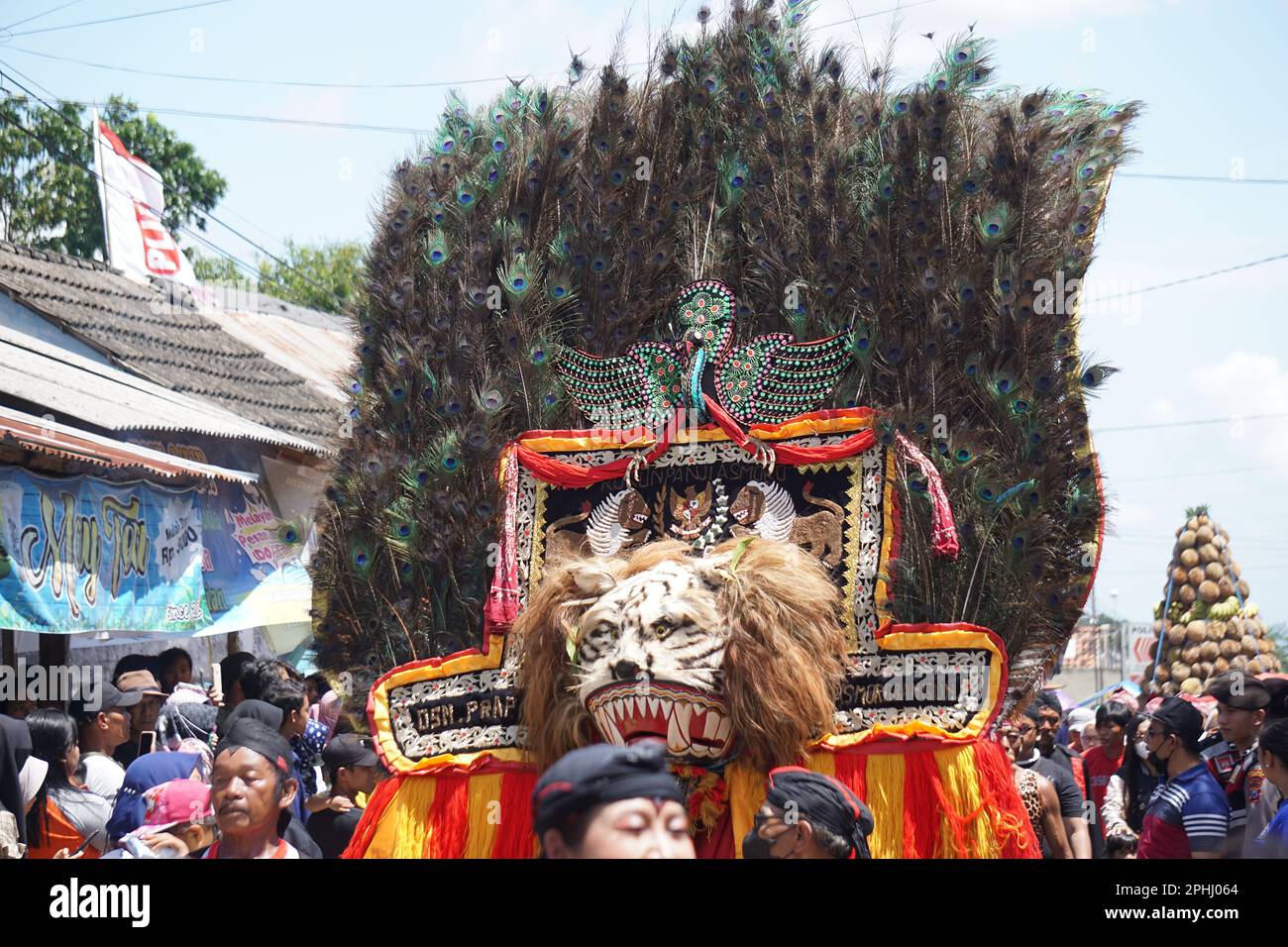 Giavanese che esibisce una danza reog. Reog è una danza tradizionale che diventa l'identità principale della reggenza di Ponorogo. Foto Stock