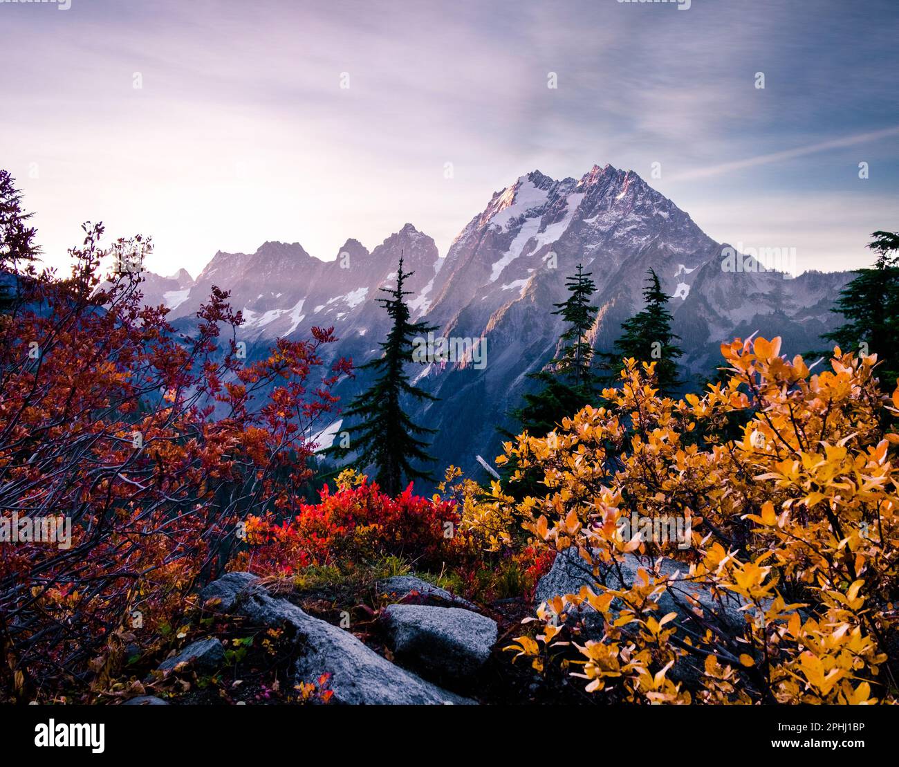 Sunrise illumina Johannesburg Mountain e colori autunnali sulla Eldorado Peak Route. North Cascades National Park, Washington Foto Stock