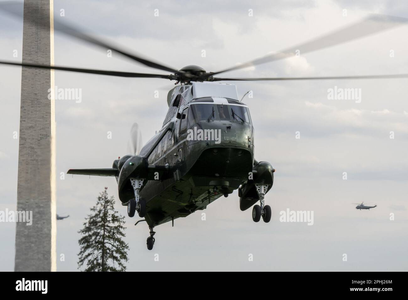 Washington, Stati Uniti. 28th Mar, 2023. STATI UNITI Il presidente Joe Biden arriva su Marine One sul prato sud della Casa Bianca a Washington, DC martedì 28 marzo 2023. Biden è stato a Morrisville, North Carolina in touring Wolfspeed, un produttore di semiconduttori. Foto di Ken Cedeno/UPI Credit: UPI/Alamy Live News Foto Stock