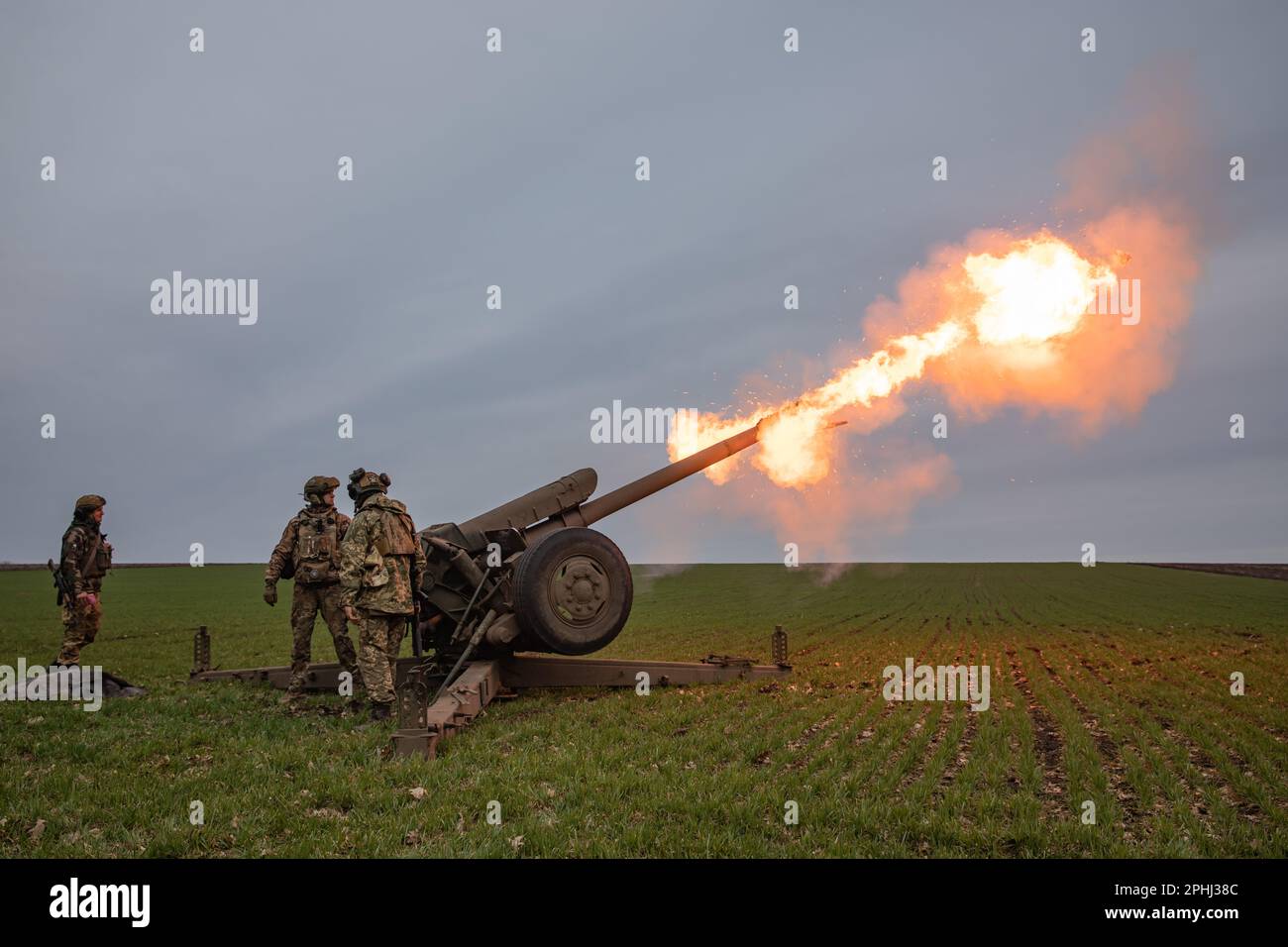 Il 122mm howitzer D-30 è sparato nella regione di Donetsk. Il conglomerato di difesa statale dell'Ucraina, Ukroboronprom, ha consegnato all'esercito ucraino il suo primo lotto di conchiglie di artiglieria prodotte internamente da 122 mm. Il proiettile del calibro 122 viene utilizzato dall'artiglieria Ucraina mentre opera con l'obitzer D-30 (portata massima: 15.400 m) e 2S1 Gvozdika SAU (portata massima: 15.200 m). Ciò fa parte degli sforzi dell'Ucraina volti ad aumentare l'autosufficienza e la sicurezza lanciando la propria produzione di munizioni. I gusci sono stati sottoposti a test rigorosi prima di essere consegnati, e lo sono stati Foto Stock