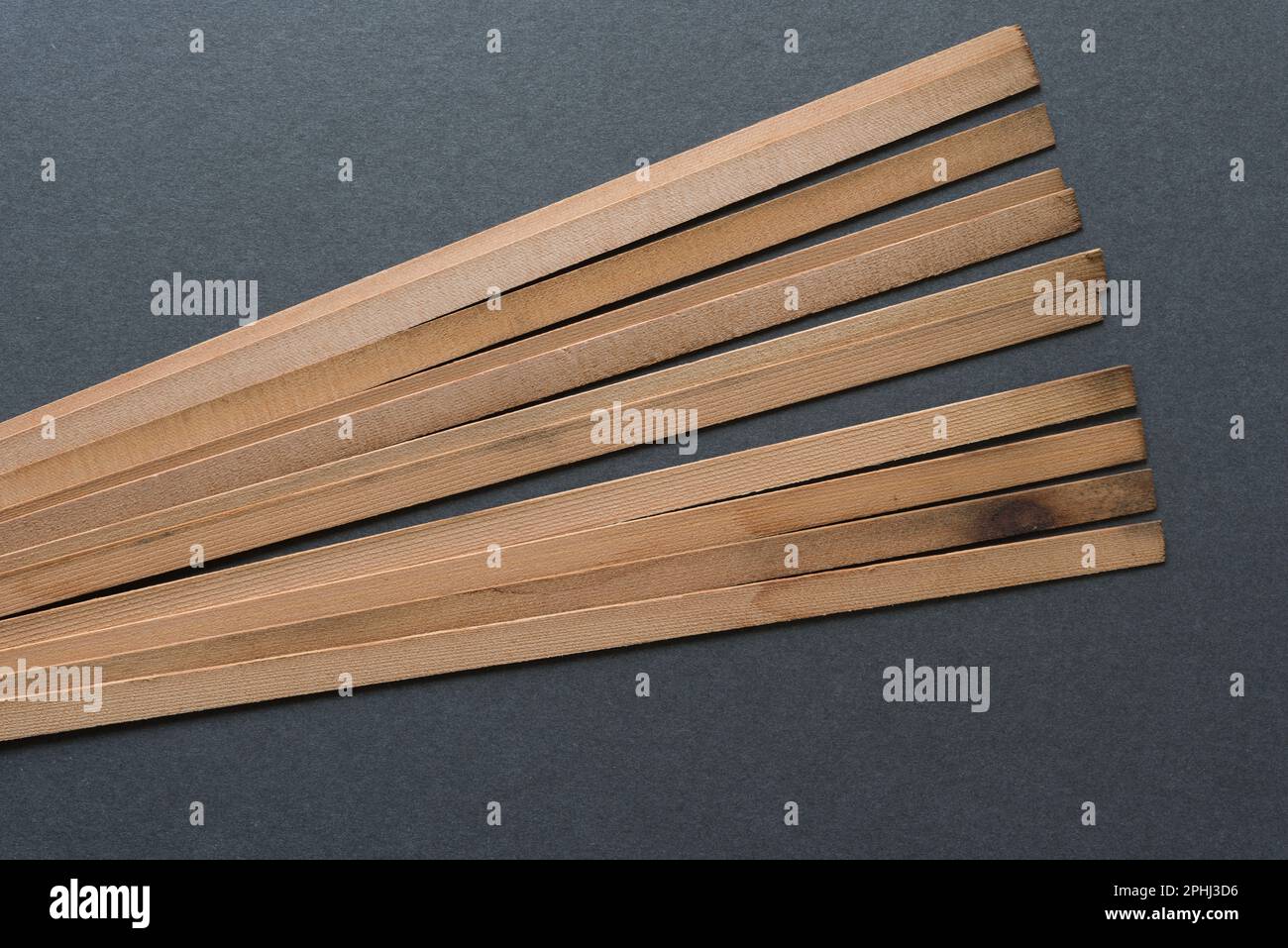 sottili strisce di legno su carta Foto Stock