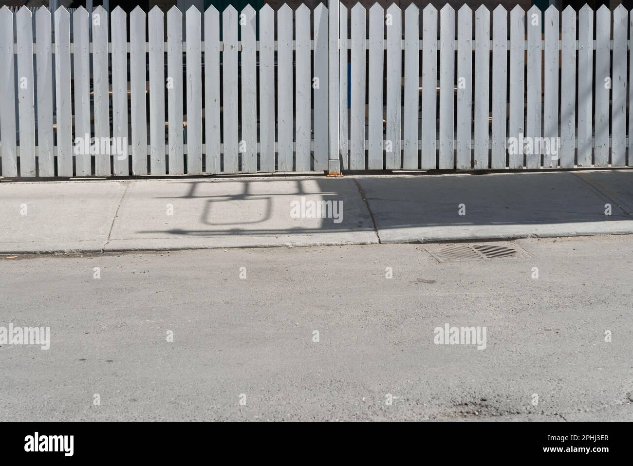 recinzione per picnic bianca, sentiero pedonale lastricato e strada Foto Stock