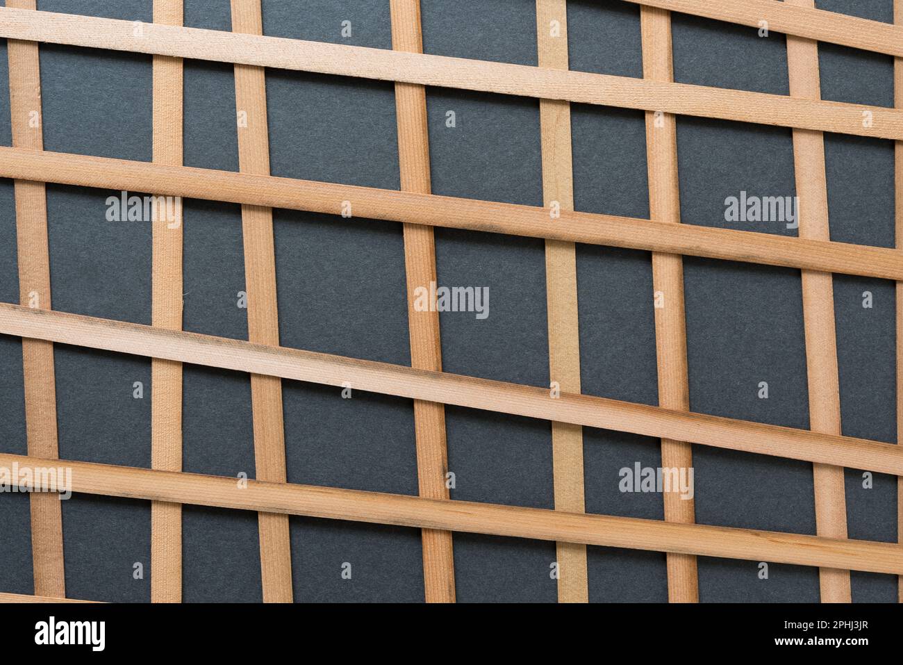 sottili strisce di legno disposte a scacchi sulla carta Foto Stock