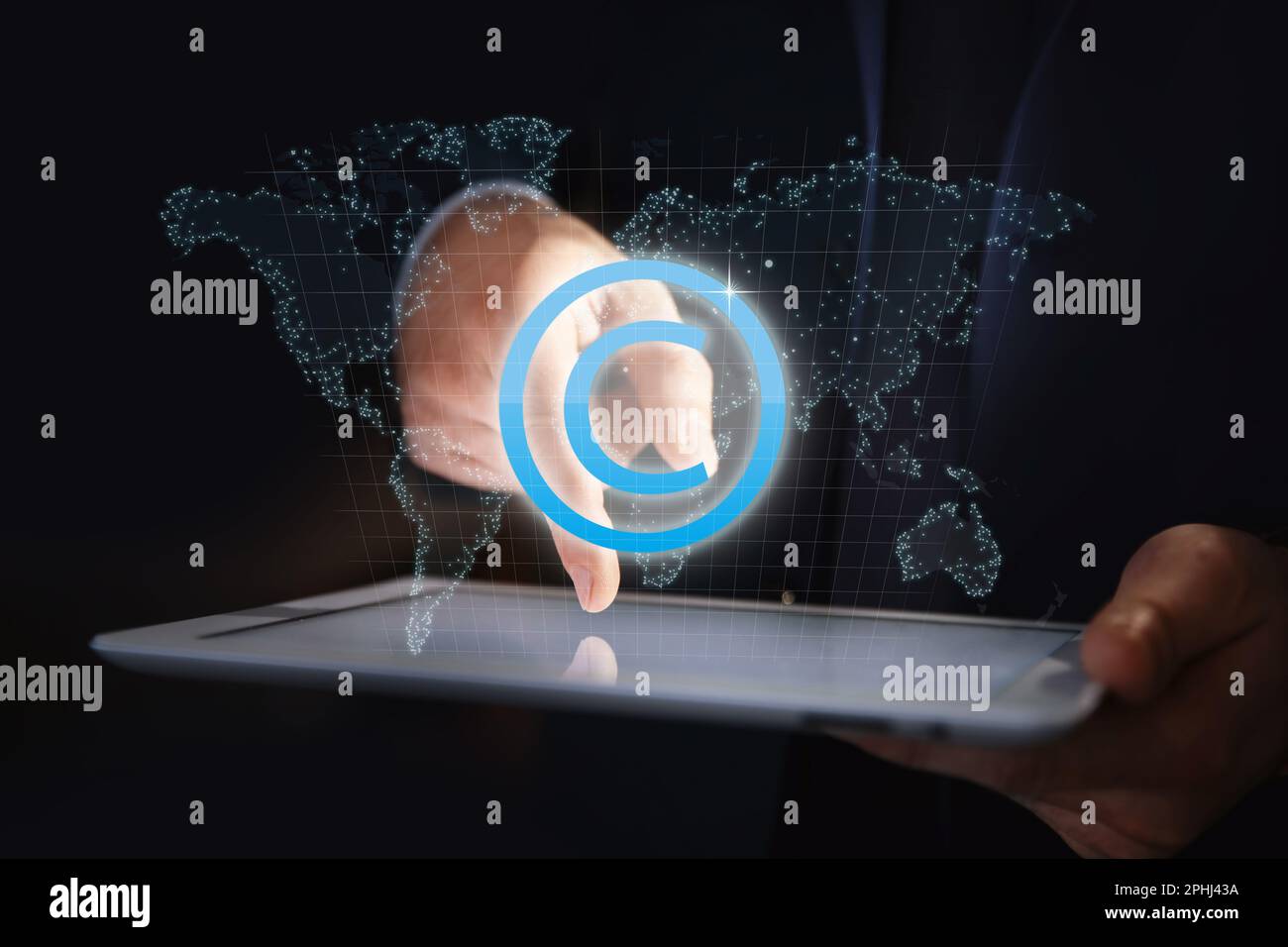 Illustrazioni di mappa del mondo, simbolo del copyright e uomo con tavoletta su sfondo scuro, primo piano Foto Stock