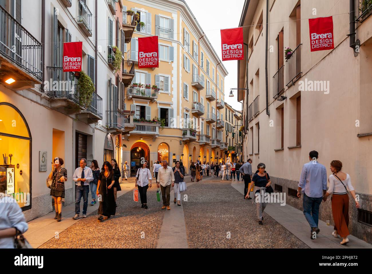 MILANO, ITALIA - APRILE 2018: Il quartiere del design di Brera è il quartiere di lusso e il centro storico di Milano. Quartiere principale del Fuorisalone. Foto Stock