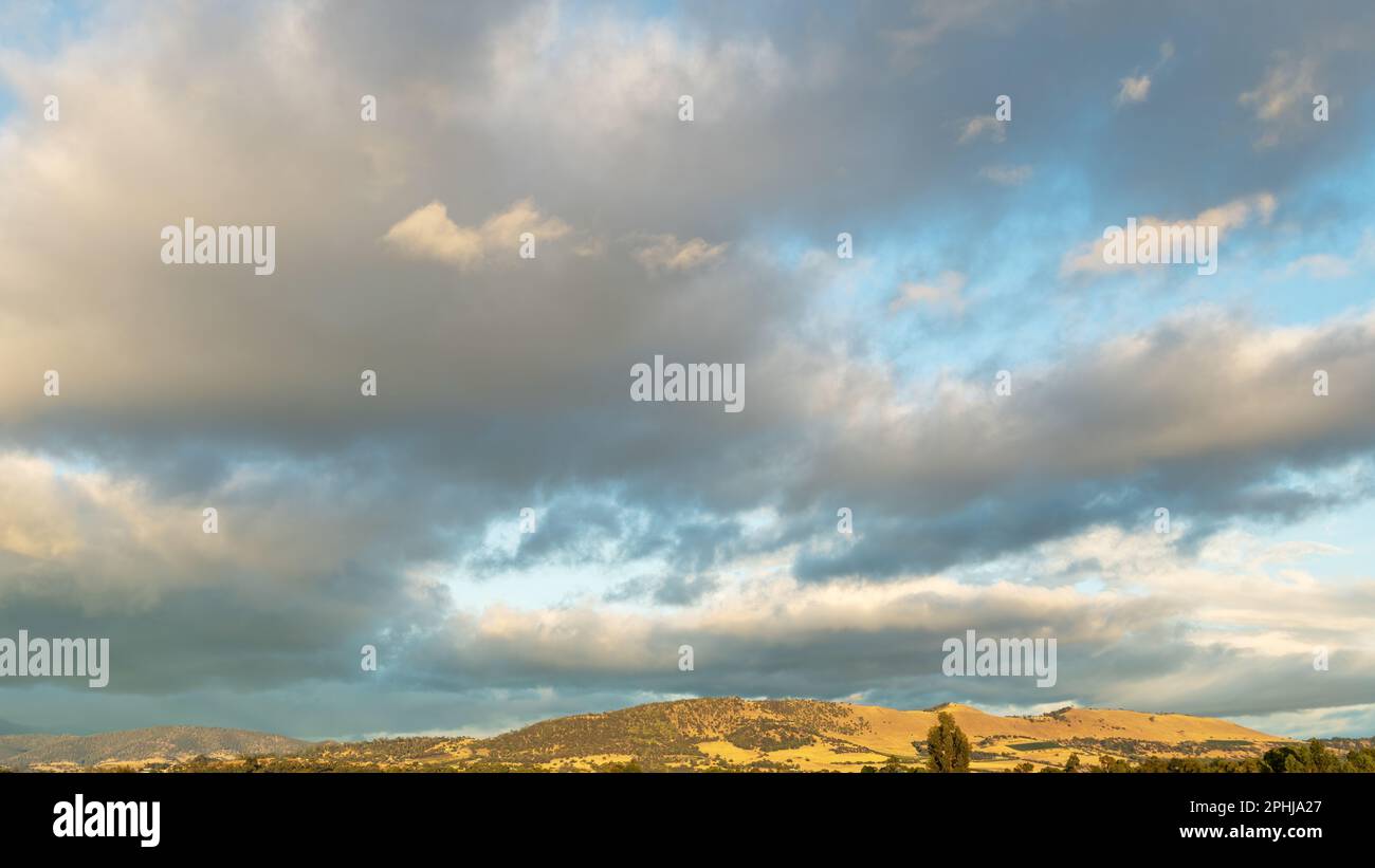 Nuvole di tempesta che si formano su una catena montuosa in Tasmania, paesaggio cielo sostituzione. Foto Stock