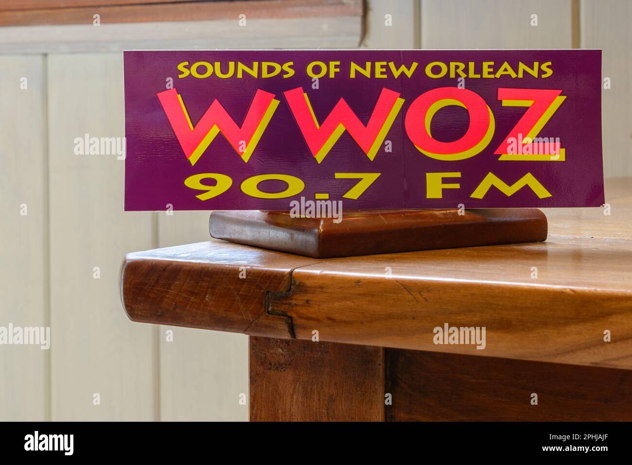 NEW ORLEANS, LA, USA - 28 MARZO 2023: Adesivo paraurti per il famoso WWOZ (90,7 FM), una stazione radio supportata dalla comunità a New Orleans Foto Stock
