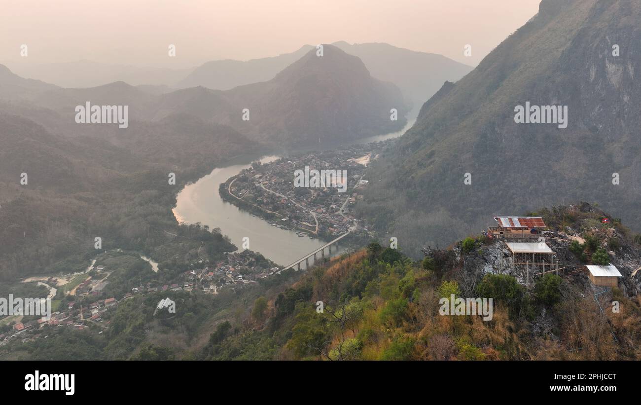 Veduta aerea del villaggio di Nong Khiaw all'alba, Laotian, Luang Prabang, Laos Foto Stock