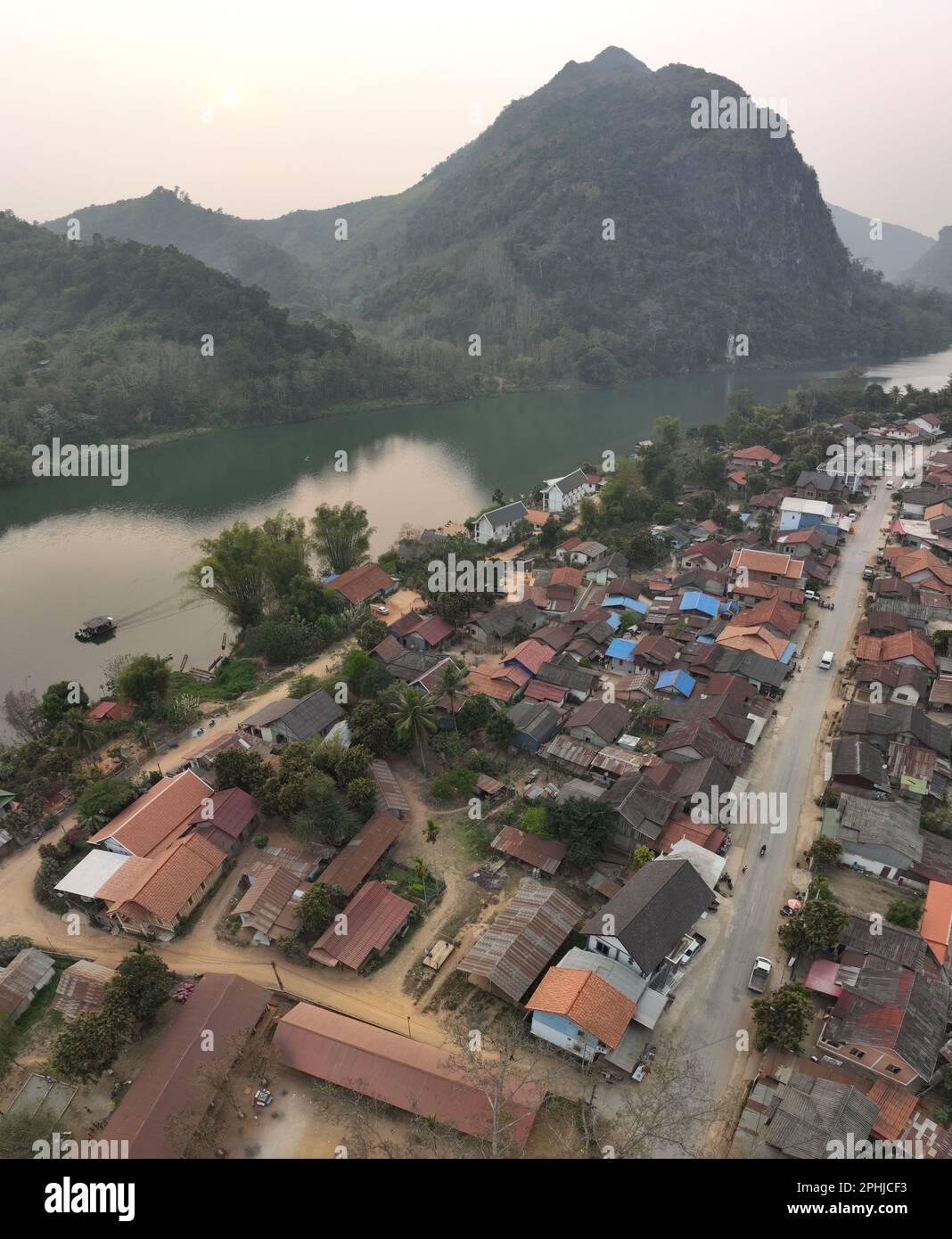 Veduta aerea del villaggio di Nong Khiaw all'alba, Laotian, Luang Prabang, Laos Foto Stock