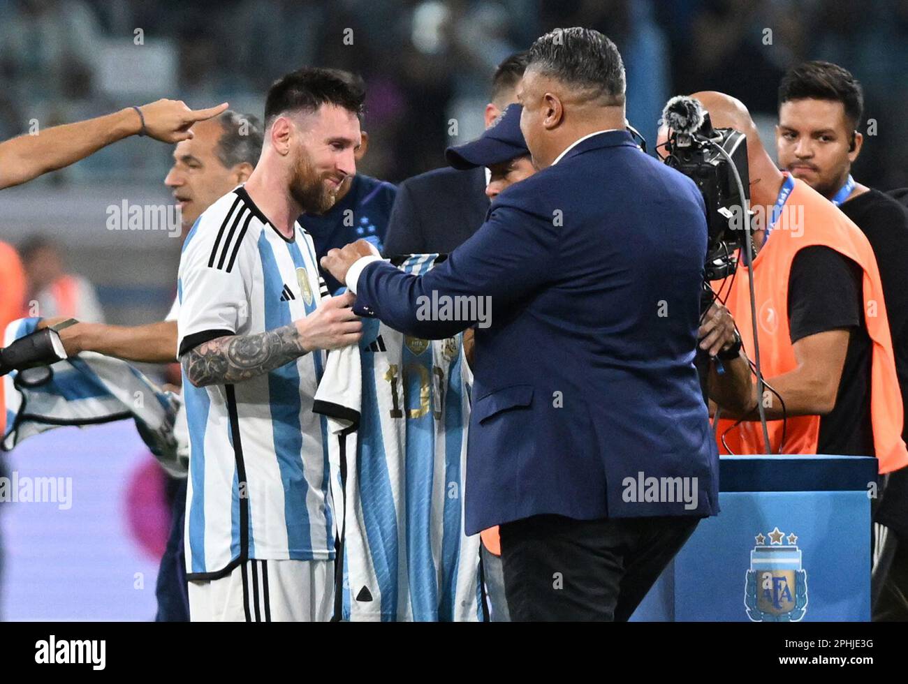 Santiago del Estero, Argentina, 28th Mar, 2023. Lionel messi, riceve dal presidente della Federazione calcistica argentina, Claudio Tapia, una maglia commemorativa per i 100 gol segnati dall'Argentina, dopo la partita tra Argentina e Curacao, per l'International friendly 2023, allo stadio unico Madre de Ciudades, a Santiago del estero il 28 marzo. Foto: Luciano Bisbal/DiaEsportivo/Alamy Live News Foto Stock