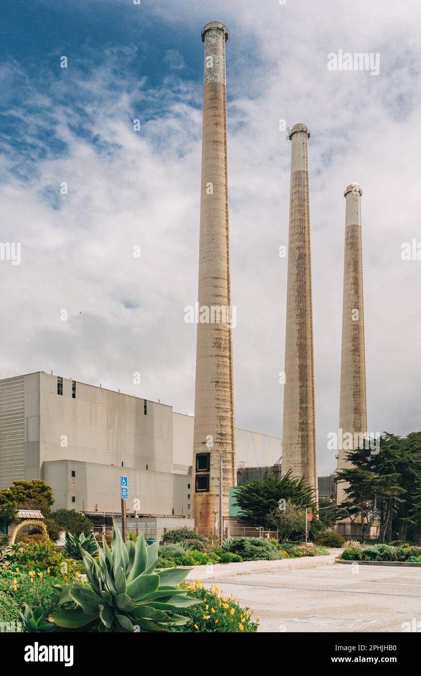 Morro Bay, California, USA - 22 marzo 2023. Morro Bay, famosa attrazione della città, centrali elettriche visibili a 10 km di distanza Foto Stock