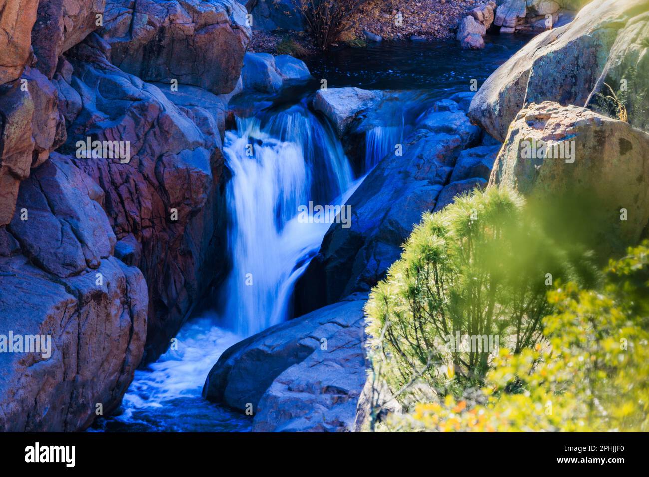 La luce diretta, la luce riflessa e l'ombra creano una colorata scena pomeridiana a valle della cascata Second Crossing sull'East Verde River vicino a Payson. Foto Stock