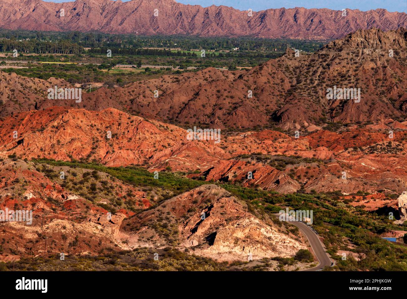 Aspre montagne rosse vicino Huaco, provincia di San Juan, Argentina Foto Stock