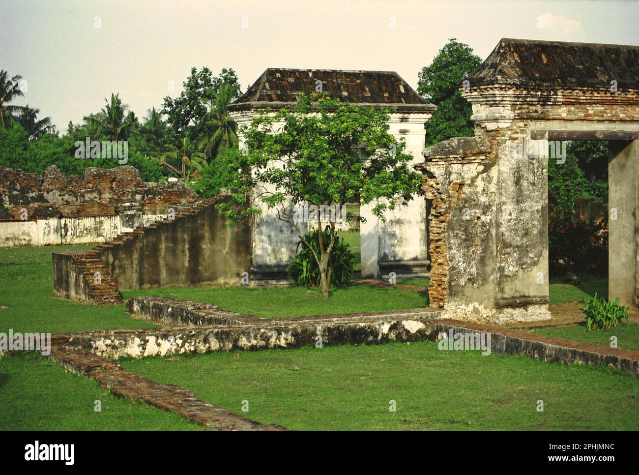 Il resto del palazzo Kaibon, uno degli oggetti del patrimonio culturale del periodo Sultanato di Banten situato in un'area ora chiamata Banten lama (Old Banten) a Serang, Banten, Indonesia. "La sostenibilità del patrimonio culturale è fortemente legata all'effettiva partecipazione delle comunità locali alla conservazione e alla gestione di queste risorse", secondo un team di scienziati guidati da Sunday Oladipo Oladeji nel loro articolo di ricerca pubblicato su Sage Journals il 28 ottobre 2022. L'area di Banten lama (Old Banten) faceva parte dell'importante porto di Banten Sultanato, soprattutto durante il... Foto Stock