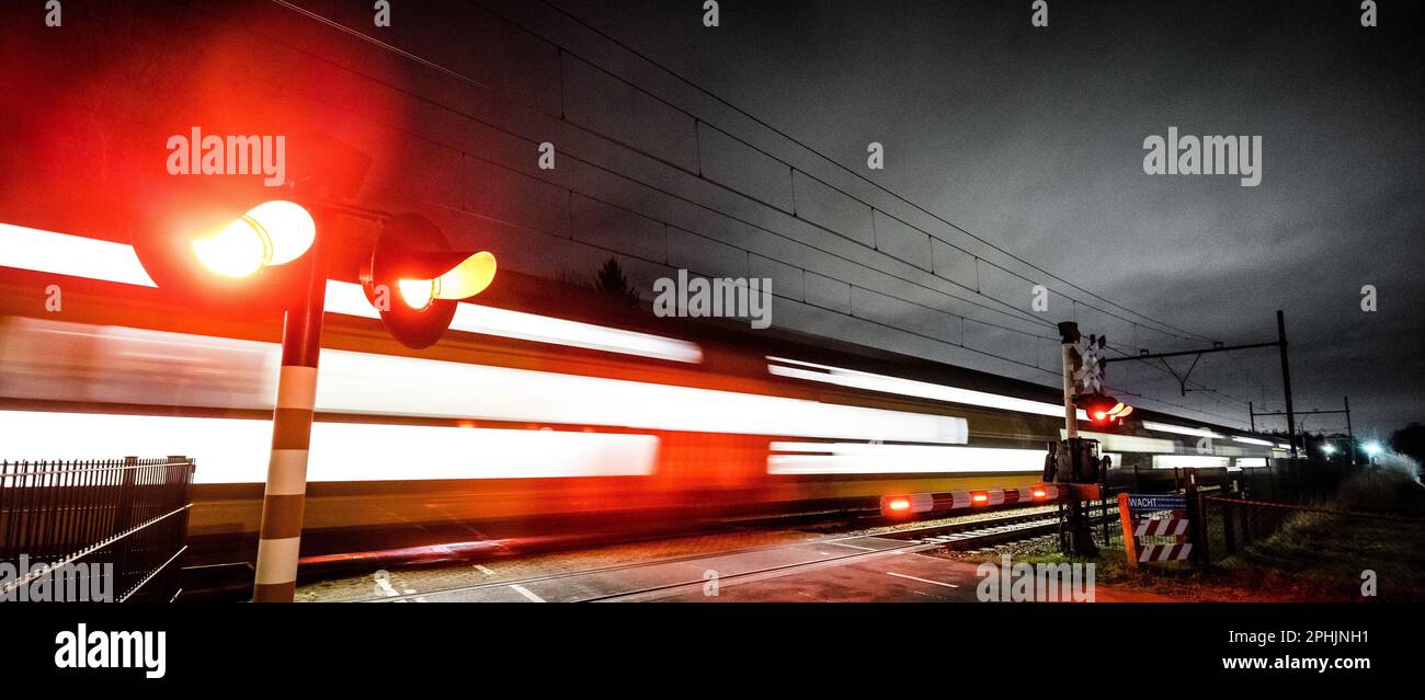 ESCH - Un treno corre in pista tra Den Bosch e Boxtel nel Brabante Nord. Il traffico ferroviario è ripreso dopo una settimana senza treni sulla rotta perché i tassi avevano scavato burrows sotto i binari di Esch e Vught. Da allora i badge si sono spostati e la pista è stata ripristinata. ANP ROB ENGELAAR olanda fuori - belgio fuori Foto Stock