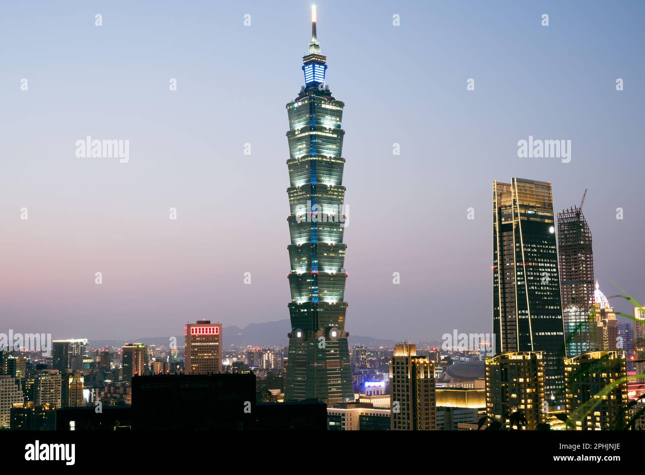 Vista notturna di Taipei da Xiangshan a Taiwan Foto Stock
