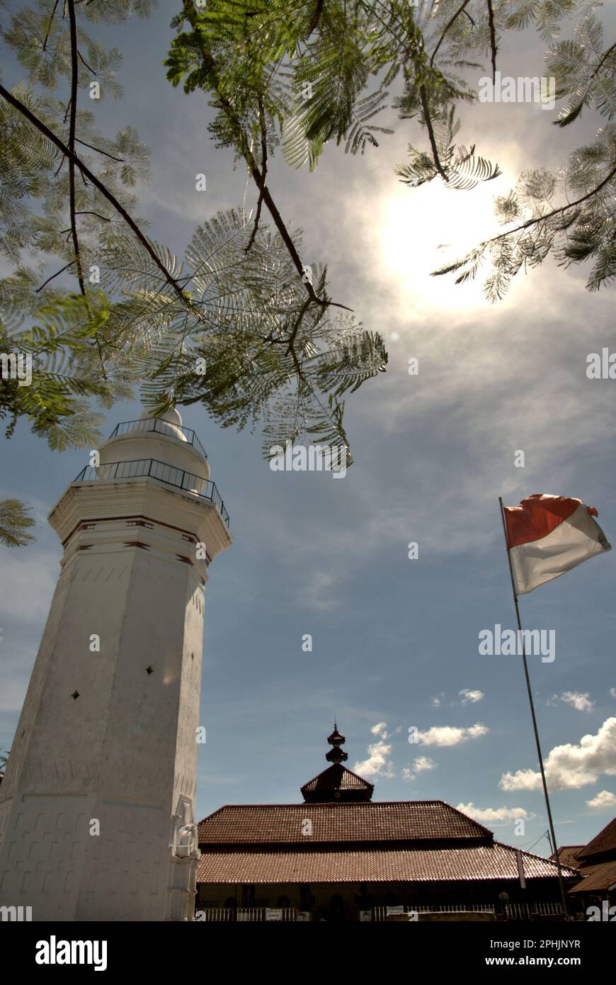 La torre della Grande Moschea di Banten, un patrimonio culturale del periodo Sultanato di Banten situato in un'area ora chiamata Banten lama (Old Banten) a Serang, Banten, Indonesia, in questa foto scattata nel 2010. "La sostenibilità del patrimonio culturale è fortemente legata all'effettiva partecipazione delle comunità locali alla conservazione e alla gestione di queste risorse", secondo un team di scienziati guidati da Sunday Oladipo Oladeji nel loro articolo di ricerca pubblicato su Sage Journals il 28 ottobre 2022. L'area di Banten lama (Old Banten) era una parte dell'importante porto di Banten Sultanato,... Foto Stock