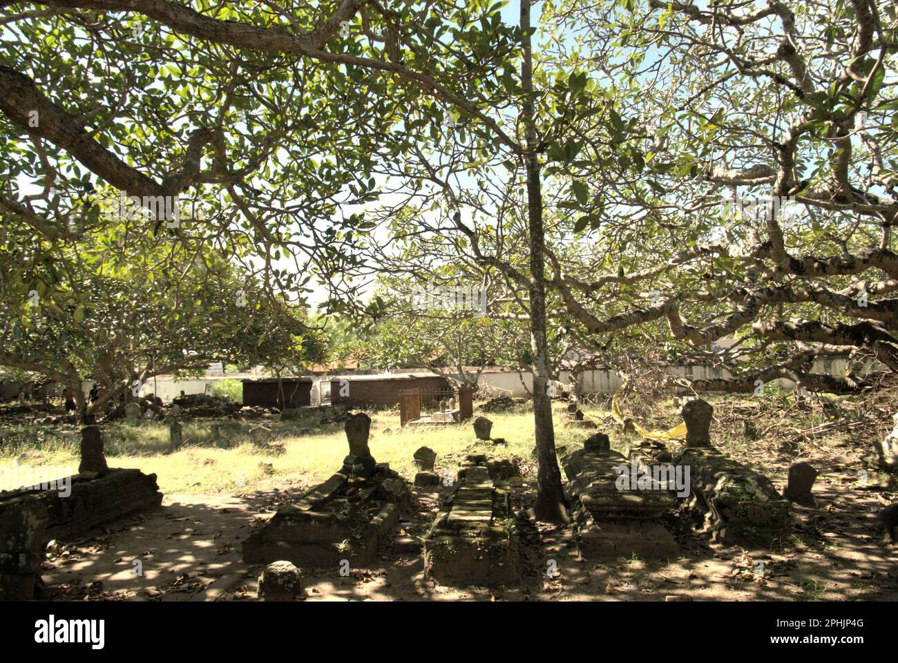 Un cimitero presso il complesso della Grande Moschea di Banten, un patrimonio culturale del periodo Sultanato Banten situato in una zona ora chiamata Banten lama (Old Banten) a Serang, Banten, Indonesia, in questa foto scattata nel 2010. L'area di Banten lama (Old Banten) faceva parte dell'importante porto del Sultanato di Banten, specialmente durante il regno del sultano Ageng Tirtayasa (1651-1683). Attualmente nella zona sono presenti almeno sette importanti beni culturali. Foto Stock