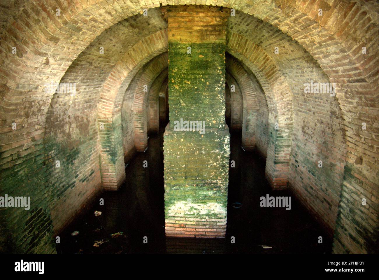 Vista della parte interna di un impianto di trattamento dell'acqua in un'area ora chiamata Banten lama (Old Banten) a Serang, Banten, Indonesia, in questa foto scattata nel 2010. "La sostenibilità del patrimonio culturale è fortemente legata all'effettiva partecipazione delle comunità locali alla conservazione e alla gestione di queste risorse", secondo un team di scienziati guidati da Sunday Oladipo Oladeji nel loro articolo di ricerca pubblicato su Sage Journals il 28 ottobre 2022. L'area di Banten lama (Old Banten) era una parte dell'importante porto di Banten Sultanato, specialmente durante il regno del sultano Ageng... Foto Stock