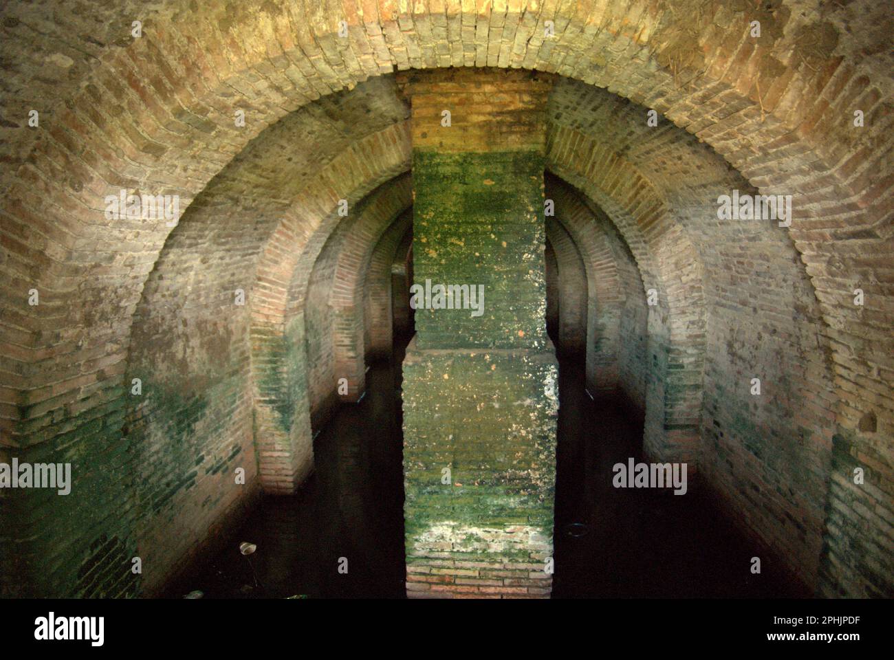 Vista della parte interna di un impianto di trattamento dell'acqua in un'area ora chiamata Banten lama (Old Banten) a Serang, Banten, Indonesia, in questa foto scattata nel 2010. "La sostenibilità del patrimonio culturale è fortemente legata all'effettiva partecipazione delle comunità locali alla conservazione e alla gestione di queste risorse", secondo un team di scienziati guidati da Sunday Oladipo Oladeji nel loro articolo di ricerca pubblicato su Sage Journals il 28 ottobre 2022. L'area di Banten lama (Old Banten) era una parte dell'importante porto di Banten Sultanato, specialmente durante il regno del sultano Ageng... Foto Stock