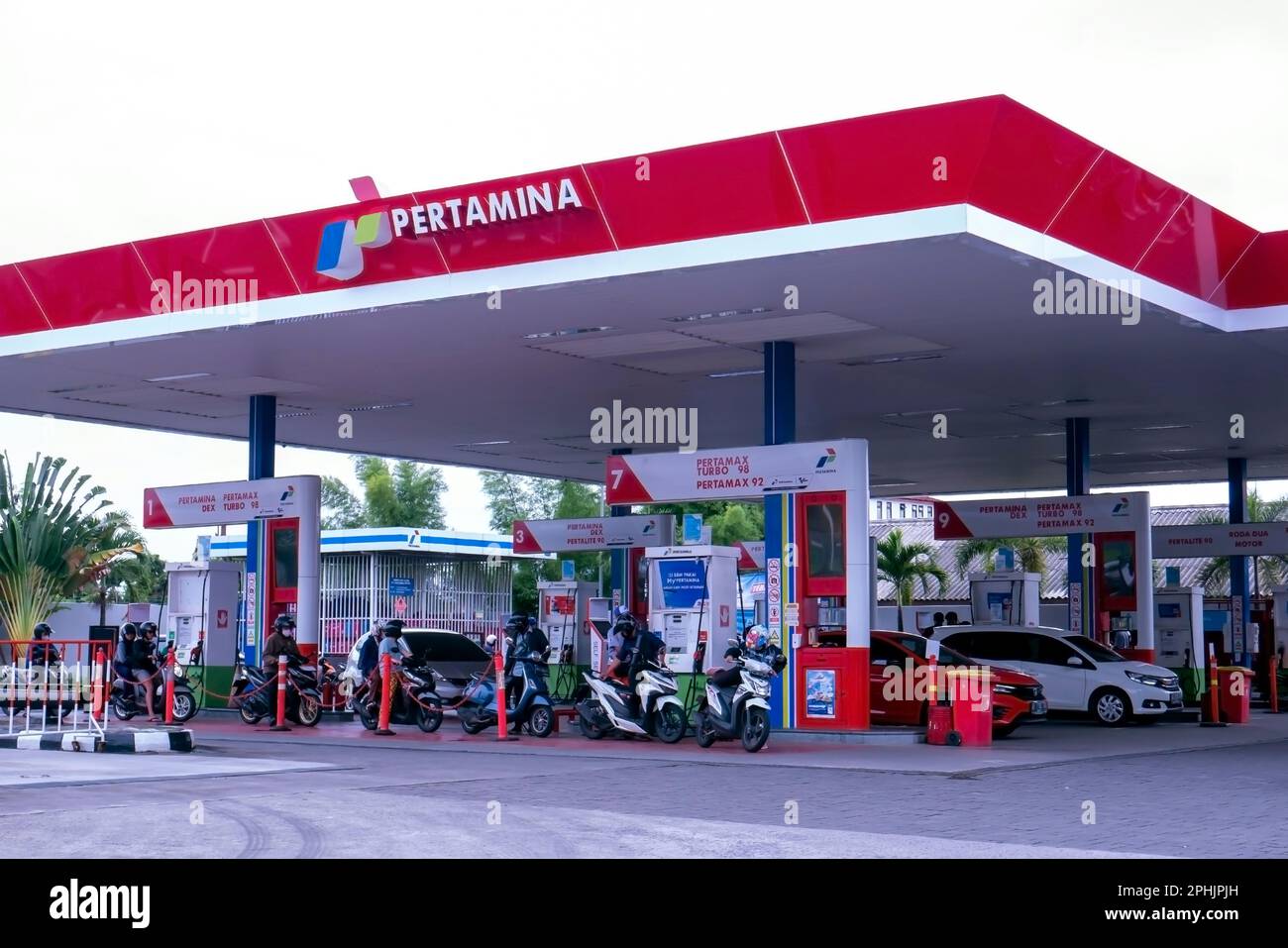Yogyakarta, Indonesia - ottobre 2022: SPBU Pertamina, la stazione di servizio di proprietà di Pertamina, un'azienda petrolifera statale indonesiana. Pertamina Corporate. Foto Stock