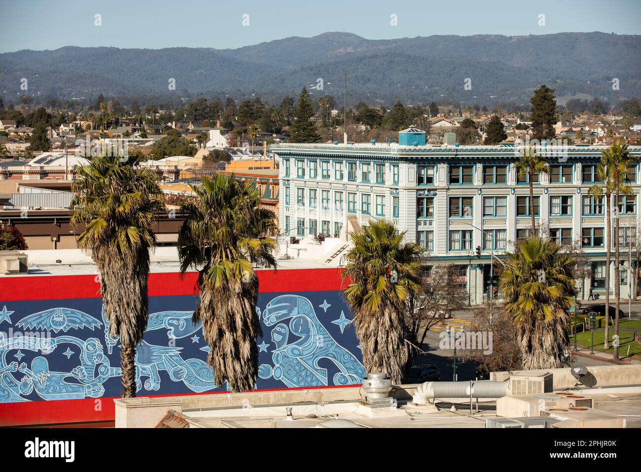 Watsonville, California, USA - 1 gennaio 2023: Il sole splende nel centro storico di Watsonville. Foto Stock