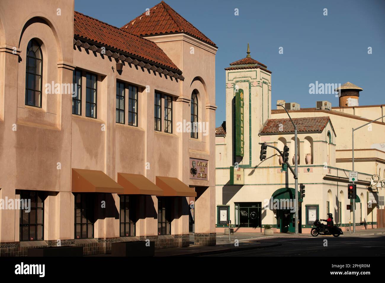 Watsonville, California, USA - 1 gennaio 2023: Il sole splende nel centro storico di Watsonville. Foto Stock