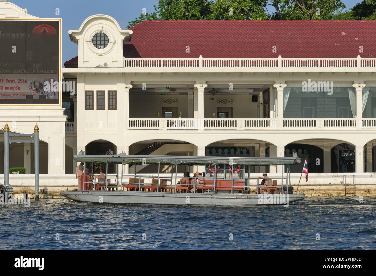Un bldg di stile europeo, parte della Royal Thai Navy Quartier Generale presso il fiume Chao Phraya, Thonburi, Bangkok, Thailandia, una barca marina e personell di fronte Foto Stock