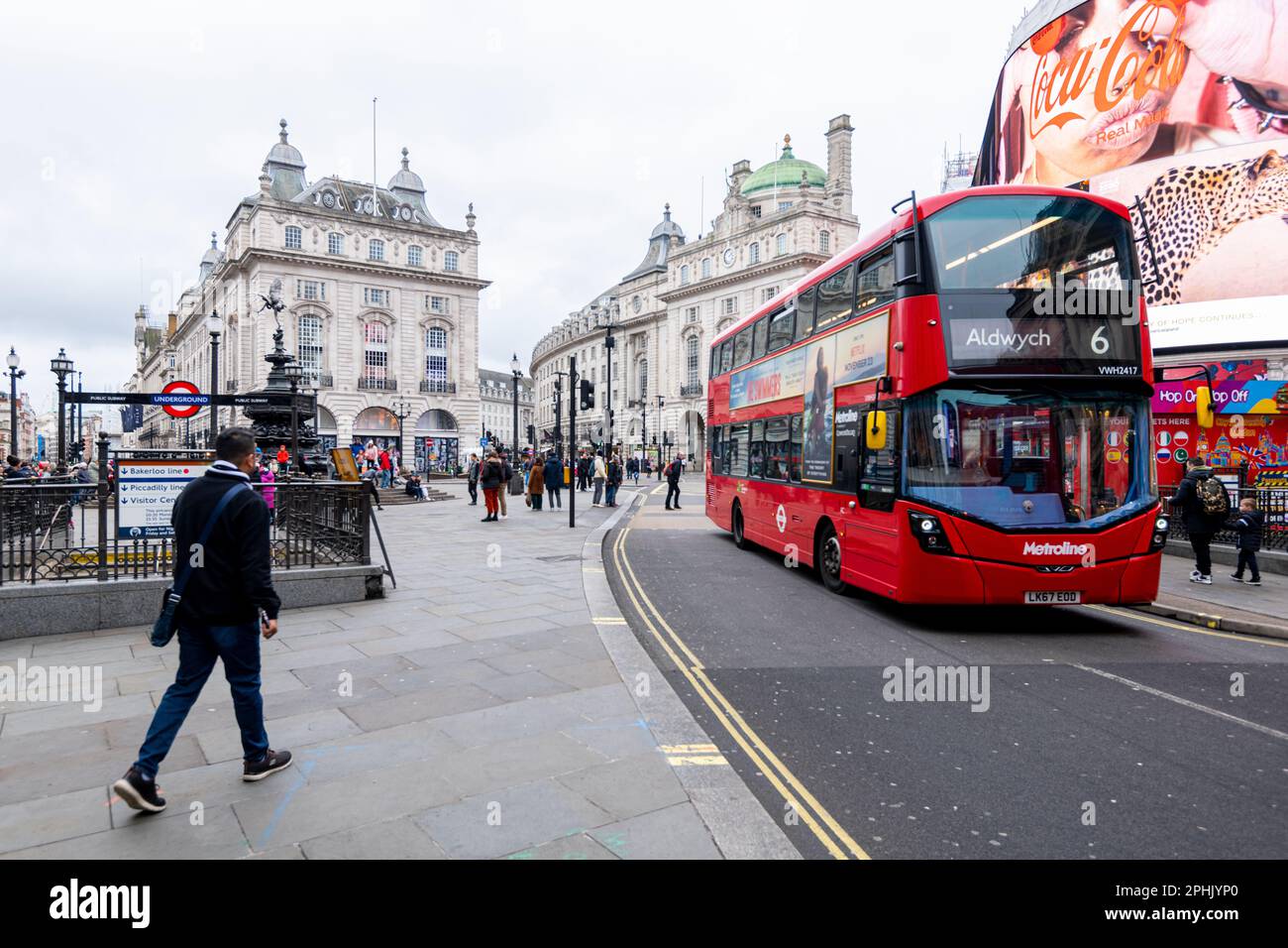 Persone e traffico a Piccadilly Circus a Londra. Famoso spazio pubblico nel West End di Londra, fu costruito nel 1819. Foto Stock