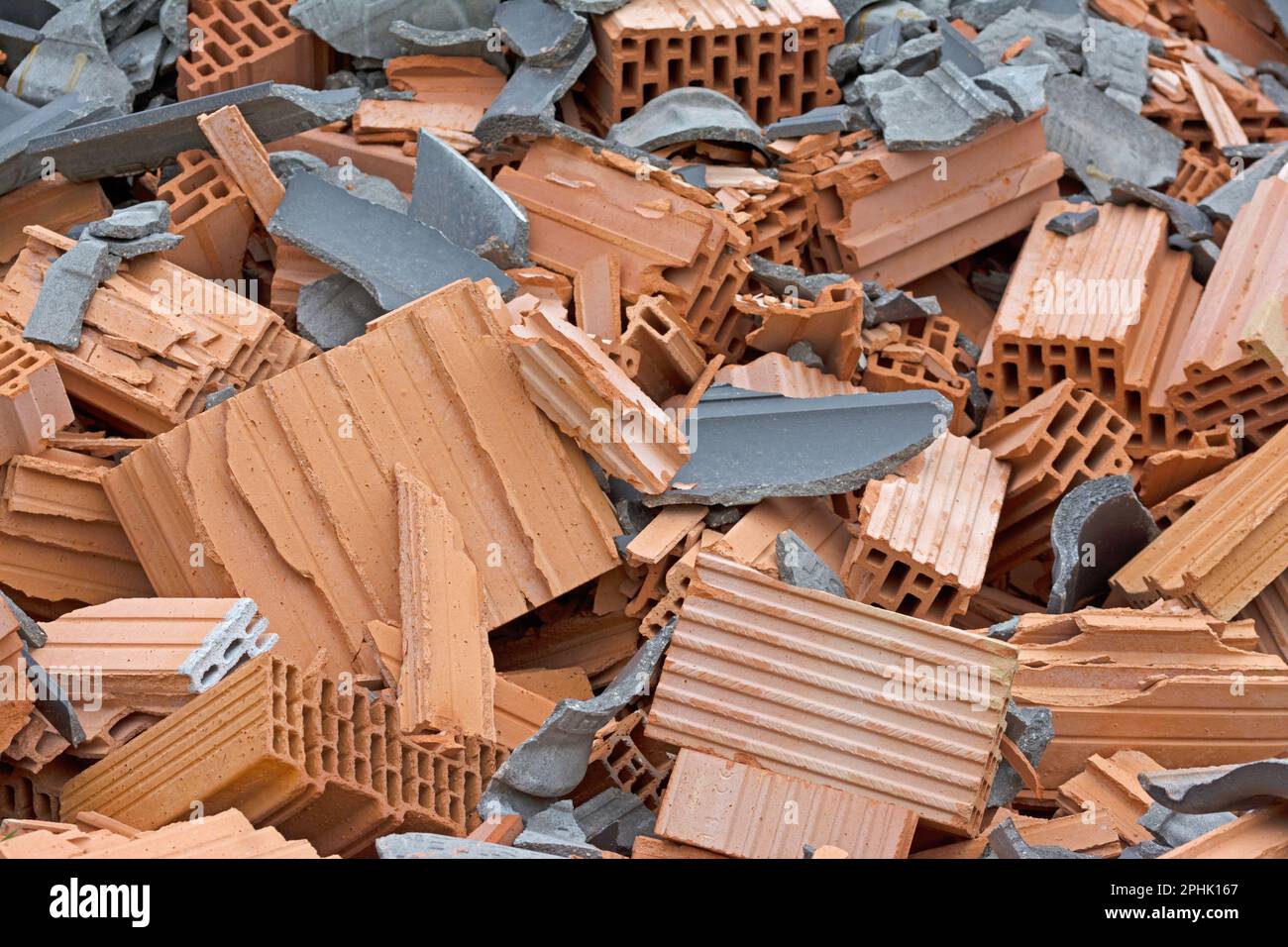 Grande pila di macerie da costruzione nel cantiere Foto Stock