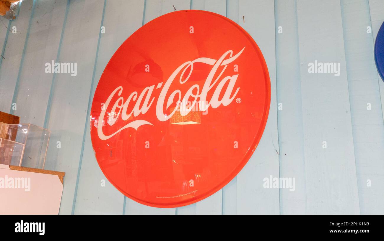 Bordeaux , Aquitaine France - 03 19 2023 : Coca Cola rosso rotondo annuncio logo e testo marca bevanda analcolica carbonata sulla parete Foto Stock