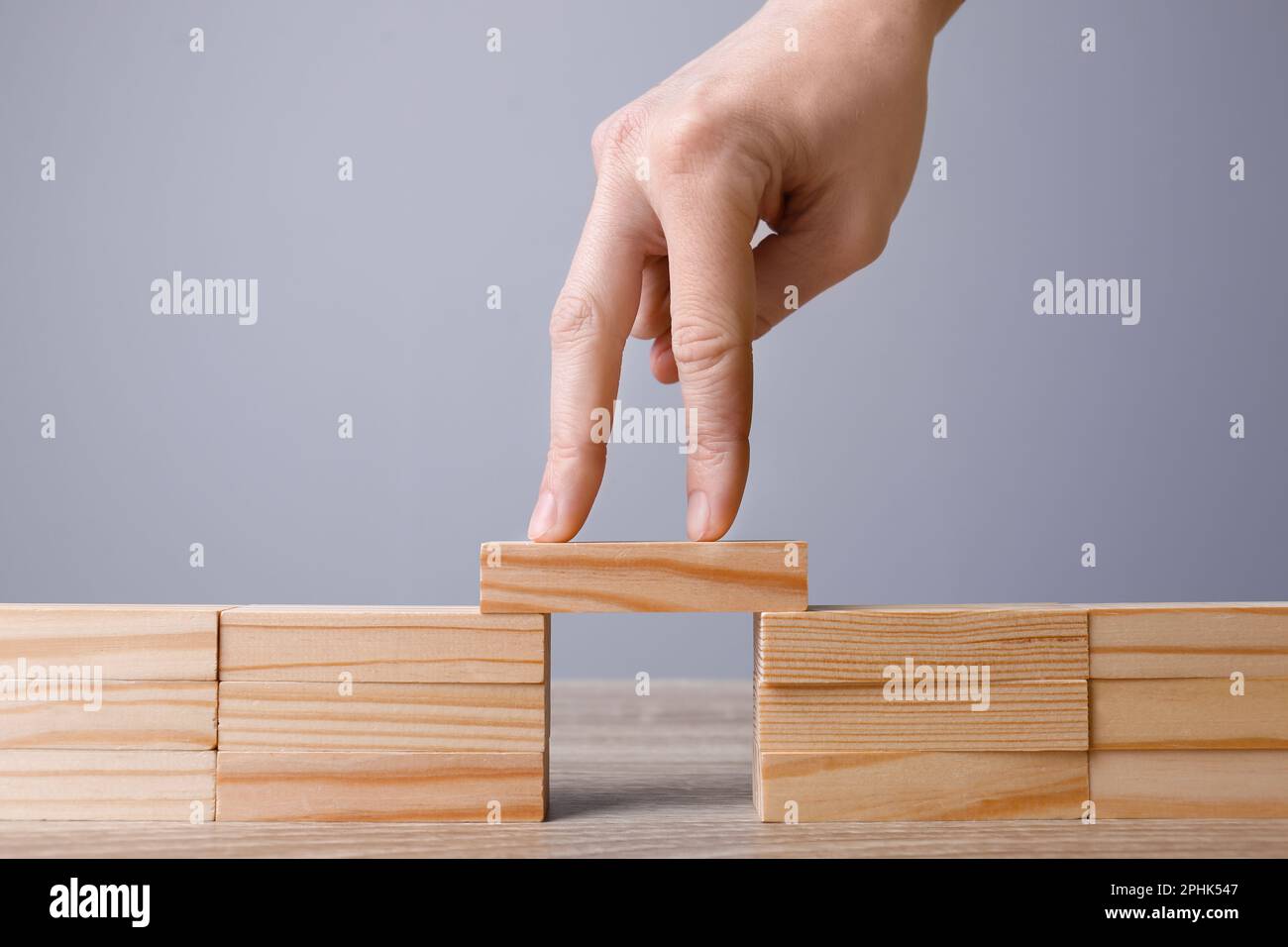 Donna che attraversa il ponte con le dita a tavola, primo piano. Connessione, relazioni e concetto di trattativa Foto Stock