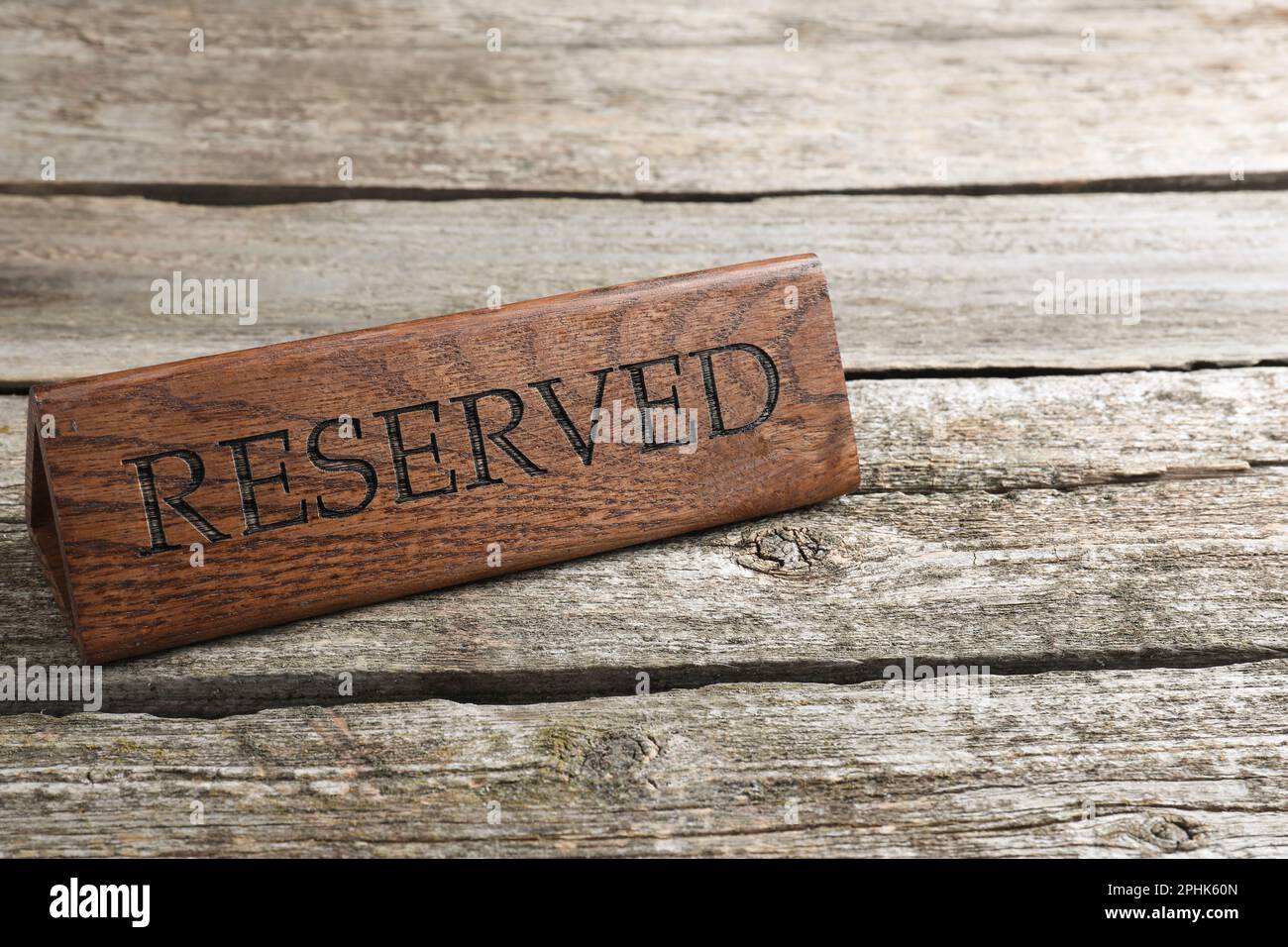 Elegante insegna RISERVATA su superficie in legno, spazio per testo. Elemento di impostazione della tabella Foto Stock Elegante insegna RISERVATA su superficie in legno, spazio per testo. Elemento di impostazione della tabella Foto Stock