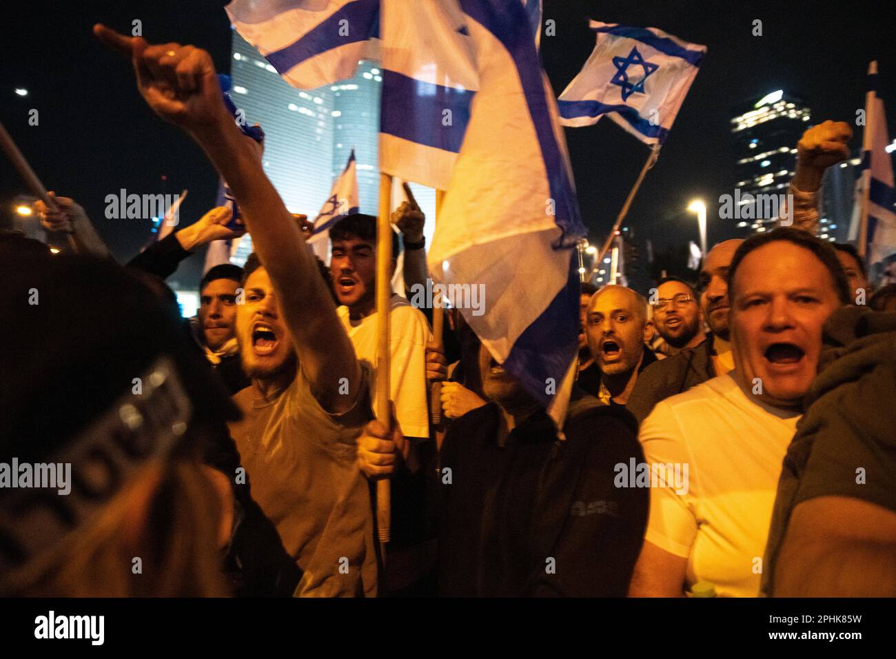 Israele. 23rd Mar, 2023. Dimostranti anti anti-riforma urlano agli attivisti favorevoli alle riforme durante una manifestazione anti-riforma a Tel Aviv. Oltre 230.000 persone protestano a Tel Aviv contro il governo di estrema destra di Netanyahu e la sua controversa riforma legale. Mar 25th 2023. (Foto di Matan Golan/Sipa USA). Credit: Sipa USA/Alamy Live News Foto Stock