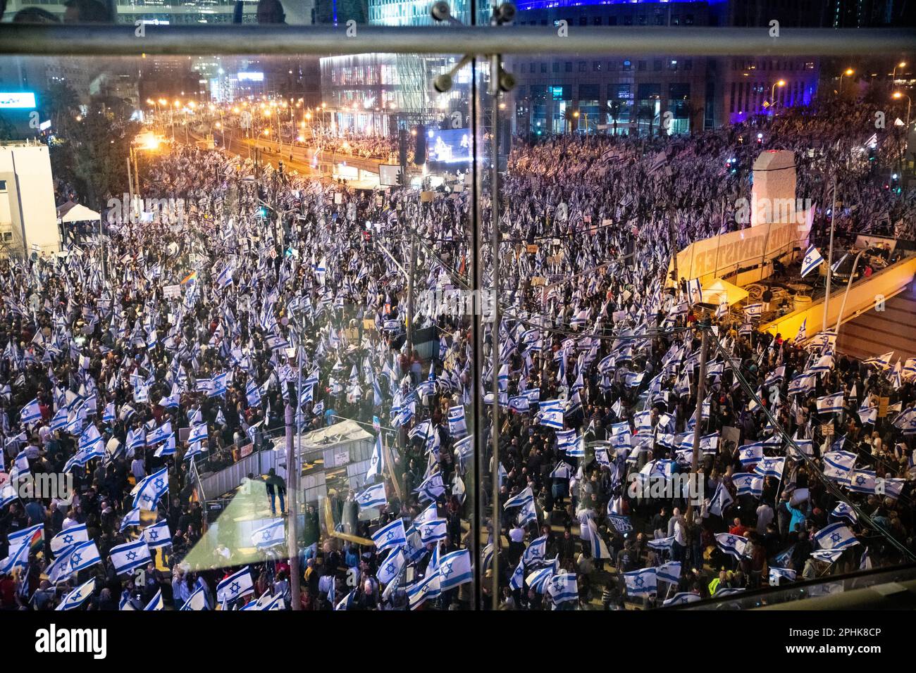 Israele. 23rd Mar, 2023. I manifestanti israeliani hanno fatto sventolare la loro bandiera durante una manifestazione anti-riforma a Tel Aviv. Oltre 230.000 persone protestano a Tel Aviv contro il governo di estrema destra di Netanyahu e la sua controversa riforma legale. Mar 25th 2023. (Foto di Matan Golan/Sipa USA). Credit: Sipa USA/Alamy Live News Foto Stock