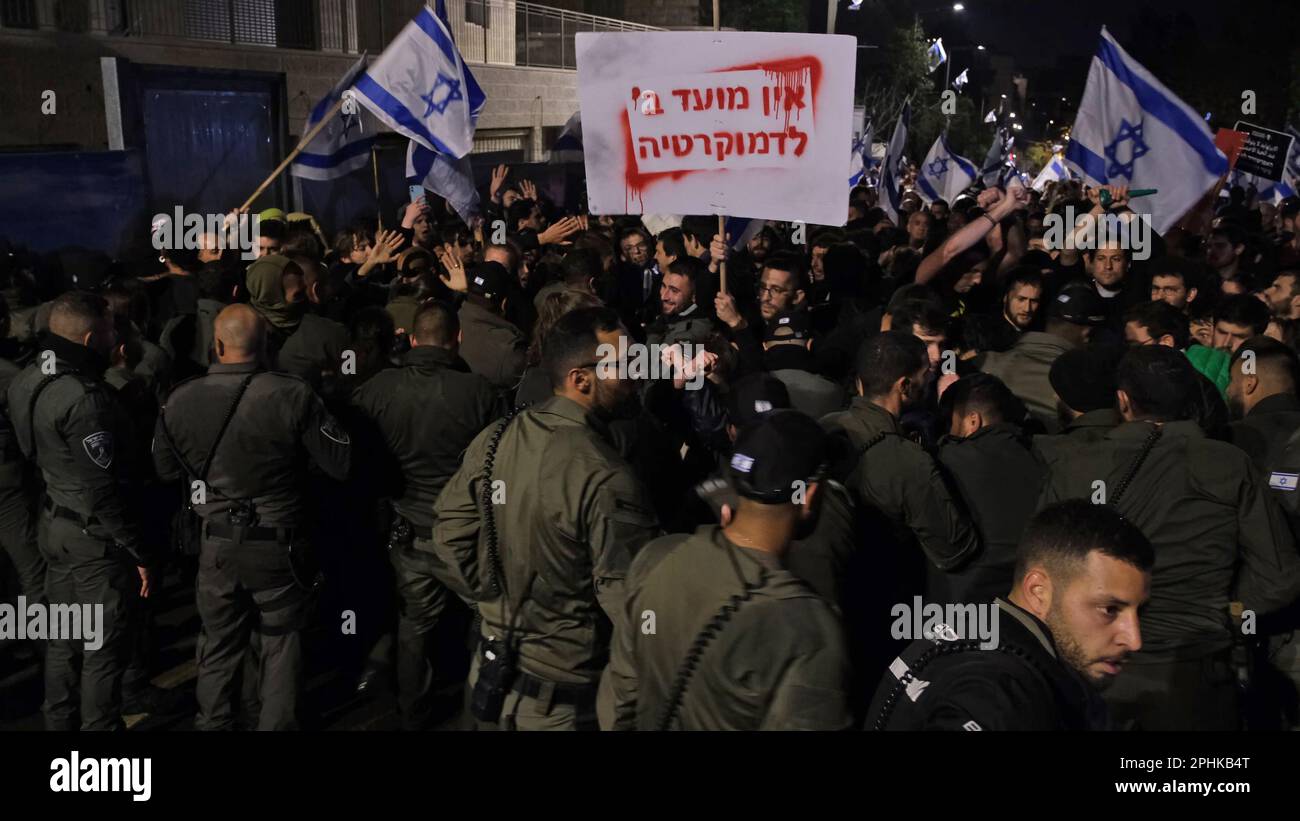 I membri della forza di sicurezza israeliana respingono i manifestanti anti anti anti-governativi che tentano di entrare nel composto della casa privata di PM Benjamin Netanyahu durante una manifestazione in risposta al licenziamento del ministro della Difesa Yoav Galant dopo aver invitato il governo a fermare le sue controverse riforme giudiziarie il prossimo marzo 26, 2023 a Gerusalemme, Israele. Foto Stock