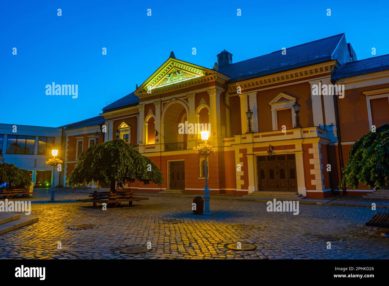 Vista al tramonto del teatro drammatico nella città lituana di Klaipeda. Foto Stock
