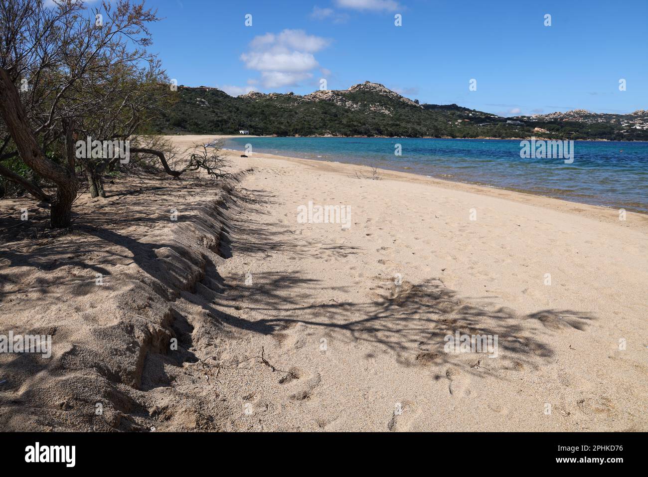 Palau è un comune italiano di 1.177 abitanti della provincia di Sassari,  nella regione Sardegna, a nord-ovest di Olbia. Costa rocciosa del mare  d'Italia con spiaggia di sabbia blu Foto stock -