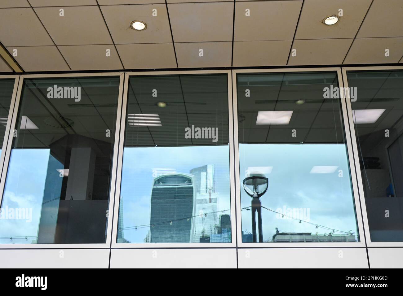 Punti di riferimento della città di Londra, riflessione del Walkie Talkie Building, panorama della città Foto Stock