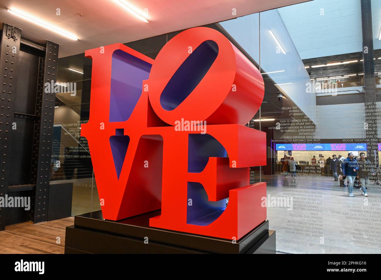 Una scultura alla Tate Modern, d'AMORE le lettere rosse che pronunciano la parola Amore Foto Stock