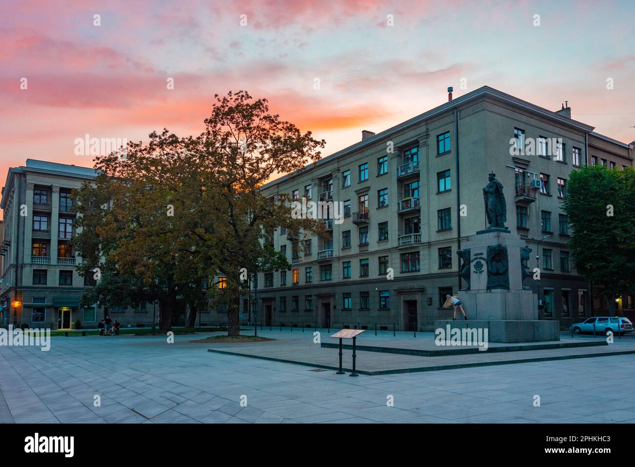 Vista all'alba di una statua nel centro di Kaunas, Lituania. Foto Stock