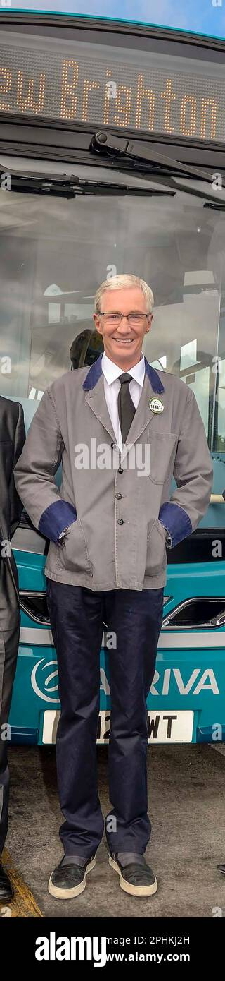 Paul o'Grady nella sua divisa Birkenhead Bus durante le riprese per la BBC nel 2012. Foto Stock