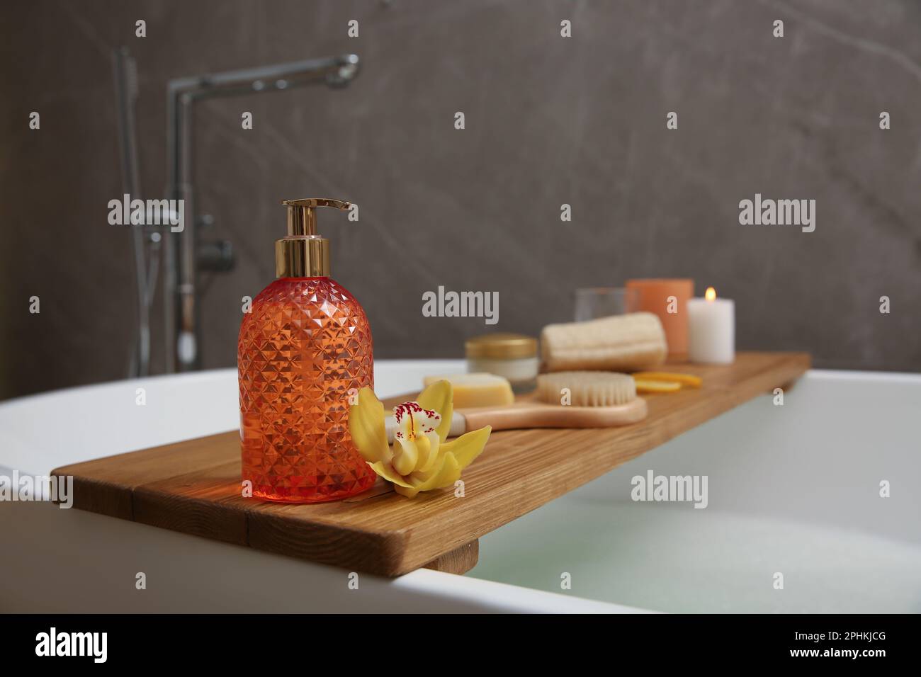 Vassoio da bagno in legno con candela, deodorante per ambienti e prodotti  da bagno in vasca interna Foto stock - Alamy