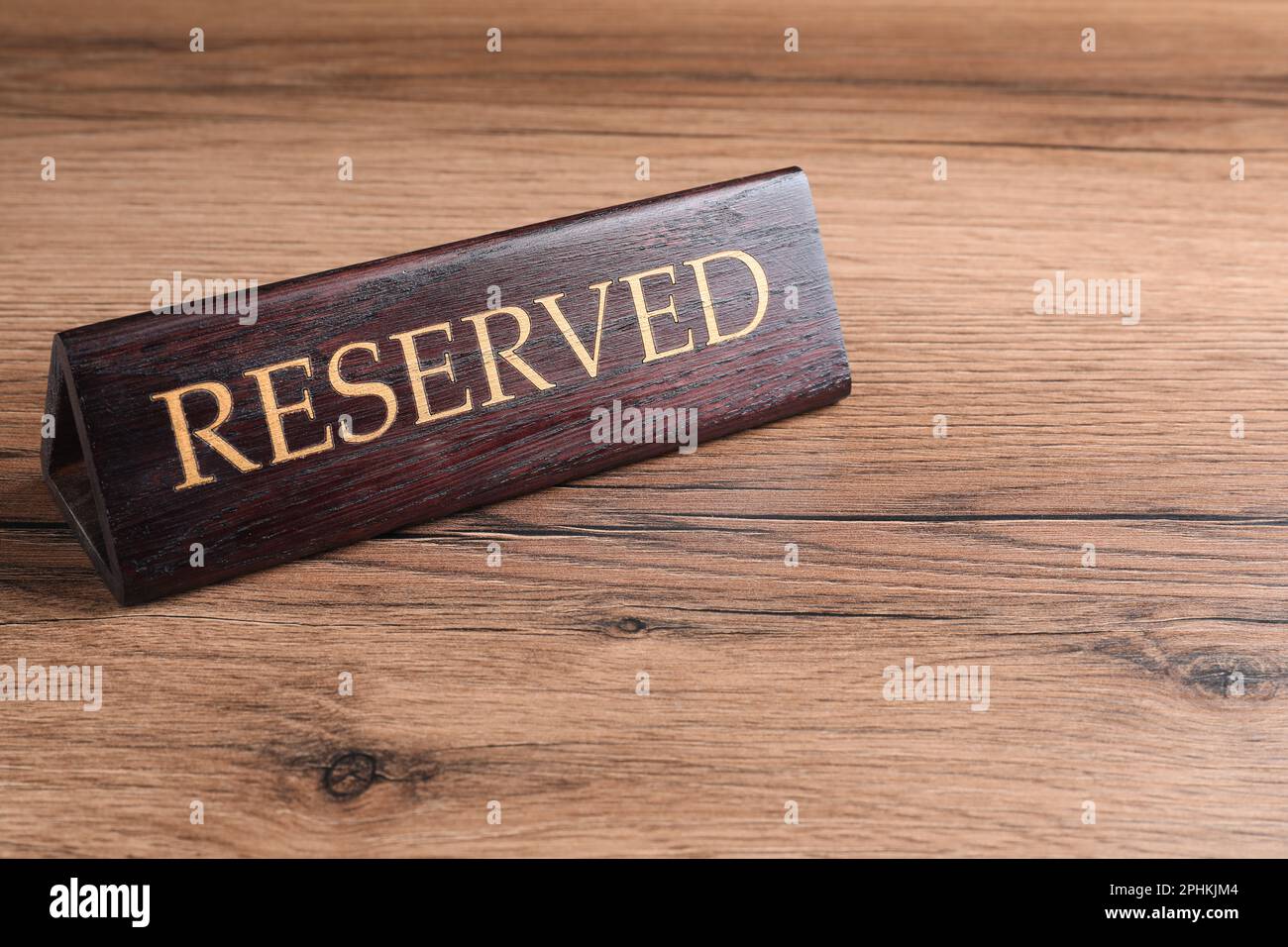 Elegante insegna RISERVATA su superficie in legno, spazio per testo. Elemento di impostazione della tabella Foto Stock Elegante insegna RISERVATA su superficie in legno, spazio per testo. Elemento di impostazione della tabella Foto Stock