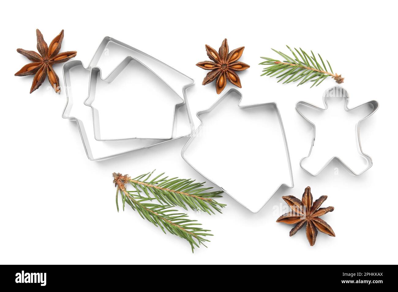Diversi biscottini, rami di abete e stelle anice su sfondo bianco, vista dall'alto Foto Stock