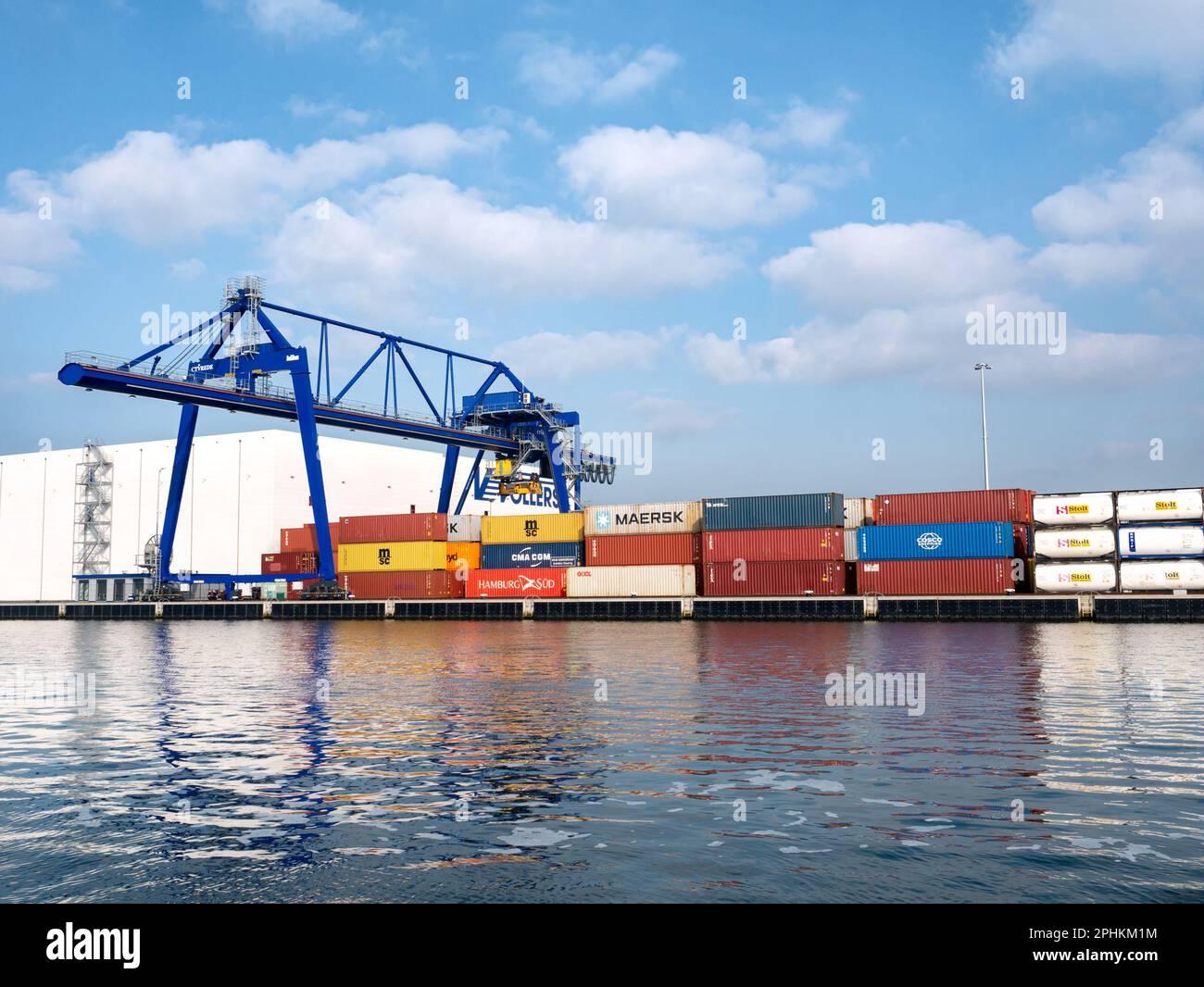 Magazzino, gru e contenitori di spedizione al molo del canale del Mare del Nord nel porto di Amsterdam Foto Stock