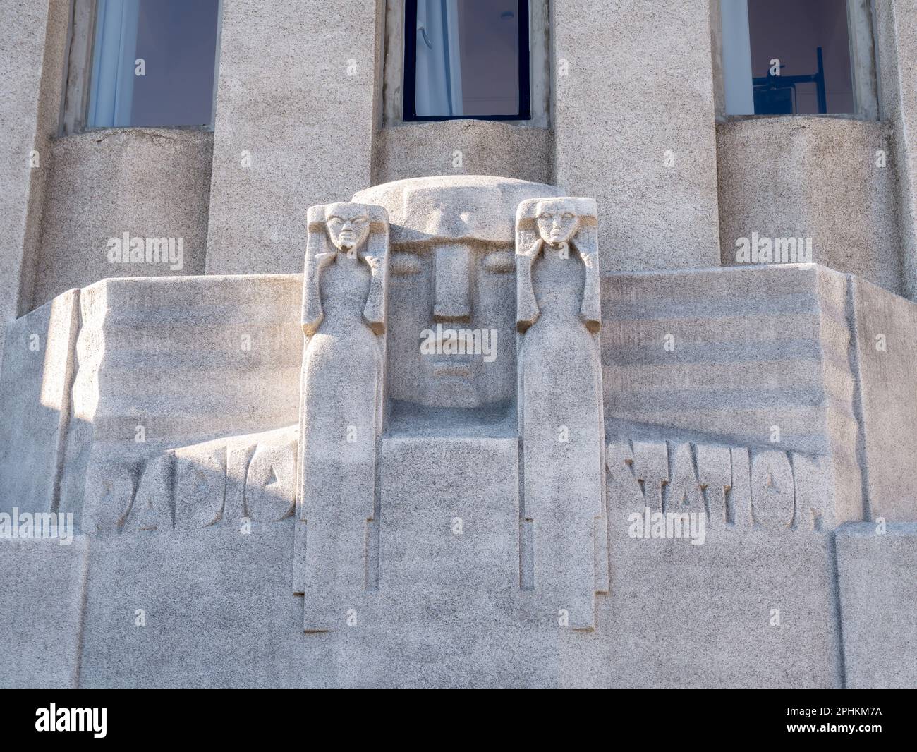 Radio Kootwijk, rilievo all'entrata dell'edificio A, ex stazione di trasmissione radio a onde lunghe, Veluwe, Apeldoorn, Paesi Bassi Foto Stock