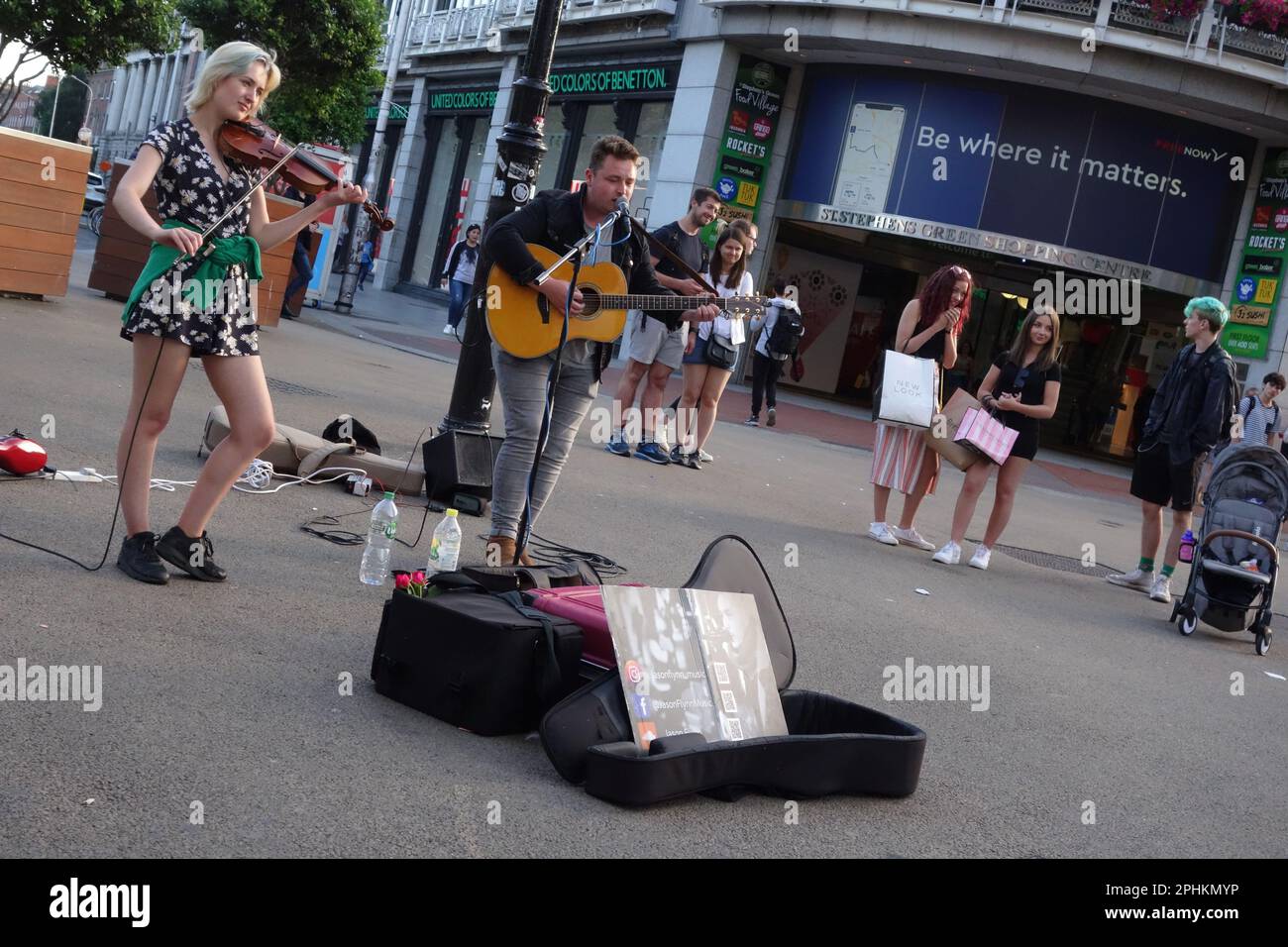 Jason Flynn & Ella (on Violin) busking su Grafton Street, Dublino, Irlanda Foto Stock