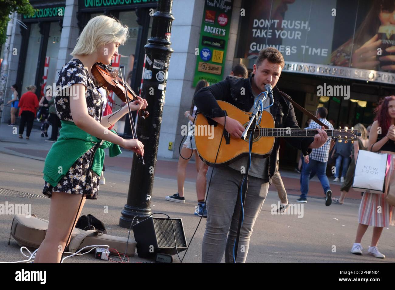 Jason Flynn & Ella (on Violin) busking su Grafton Street, Dublino, Irlanda Foto Stock