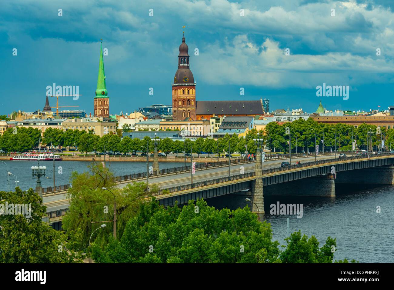 Vista della cattedrale di riga e della chiesa di san Giacomo dall'altro lato del fiume Daugava, Lettonia. Foto Stock